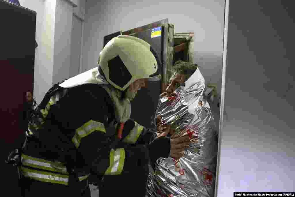 Із цього будинку працівники ДСНС врятували 20 людей. 9 отримали травми, з них 5 – госпіталізовані, повідомили у відомстві