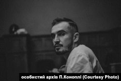 Петр Конопля во время работы в театре