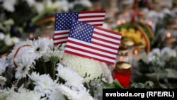 Сьцягі ЗША каля амбасады гэтай краіны ў Вільні