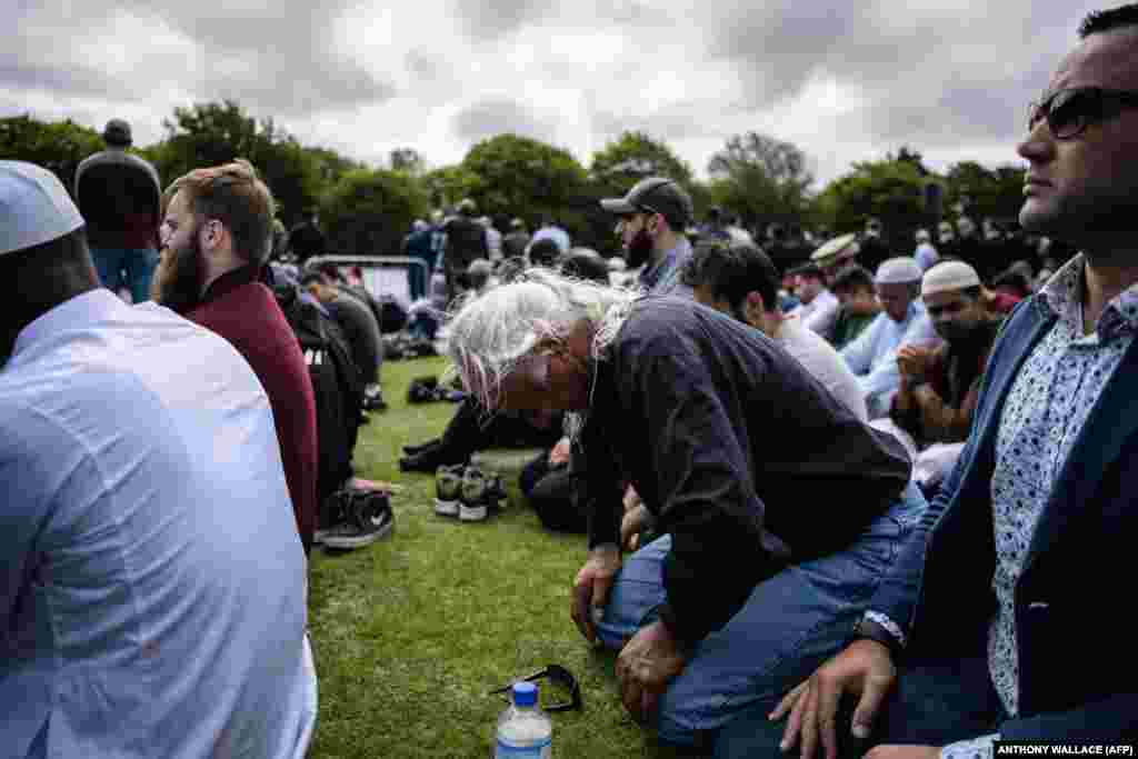 Мохаммед Надир (в центре) плачет во время молитвы по жертвам массовой стрельбы в мечети Аль-Нур, унесшей жизни 50 человек в Крайстчерче, Новая Зеландия. 15 марта.&nbsp;