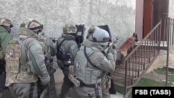 Сотрудники ФСБ во время задержания члена "группы Вагабова"