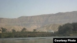 «Отправившись по следам Александра Македонского на юг, я медленно плыл по Нилу, любуясь мало изменившимся пейзажем и раздражаясь никогда не меняющимся обедом, до самого Асуана». [Фото — <i>GNU Documentation License</i>]