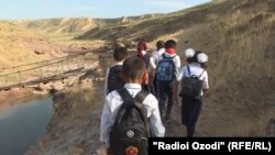 Дорога в школу, рискованная для жизни. 