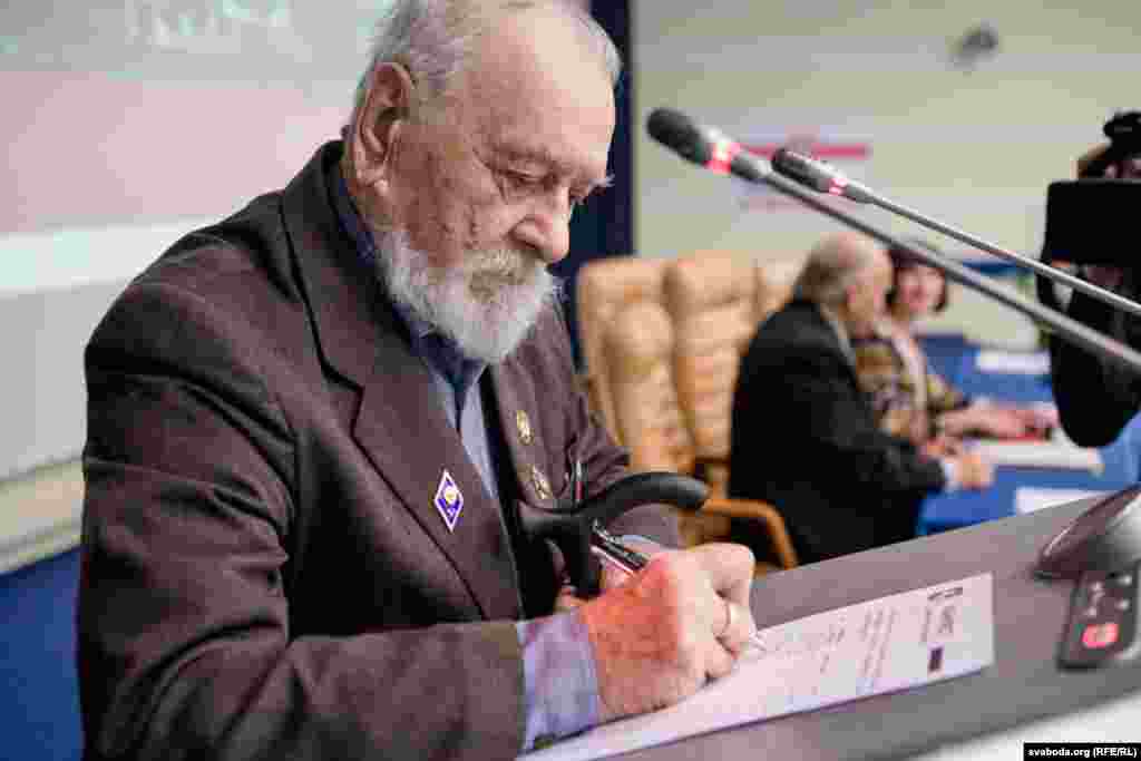 Першыя тры подпісы пад Маніфэстам паставілі Мечыслаў Грыб, Радзім Гарэцкі і вэтэран Другой сусьветнай вайны Фэлікс Шкірманкоў.