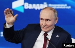 Путин в Сочи на заседании "Валдайского клуба", одним из основателей которого является Сергей Караганов, 2 октября 2025 года