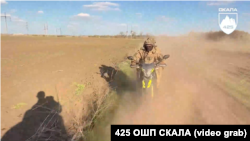 Украинские военные на мотоцикле