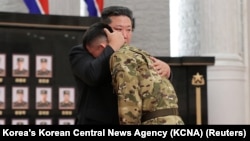 На одном из снимков, опубликованных ЦТАК, виден Ким, обнимающий вернувшегося с российской войны против Украины солдата