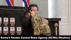 Ким Чен Ын чет өлкөлөрдөгү операциялар бөлүмүнүн командирлери менен жоокерлерин сыйлоо учурунда. 