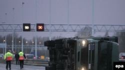 В районе Роттердама (Нидерланды) ветер переворачивал многотонные грузовики