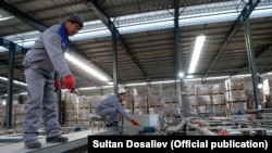 Кыргызстандагы ишканалардын бири. Иллюстрациялык сүрөт. 