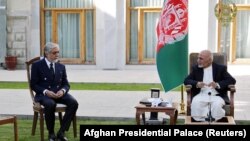 رئیس جمهور محمداشرف غنی (راست) عبدالله عبدالله رئیس شورای عالی مصالحه.