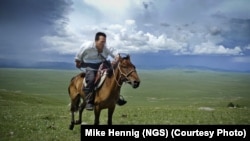 Исследователь National Geographic Альберт Лин, занимающийся поисками могилы Чингисхана и других археологических памятников, верхом на лошади в степях Северной Монголии. Иллюстративное фото.