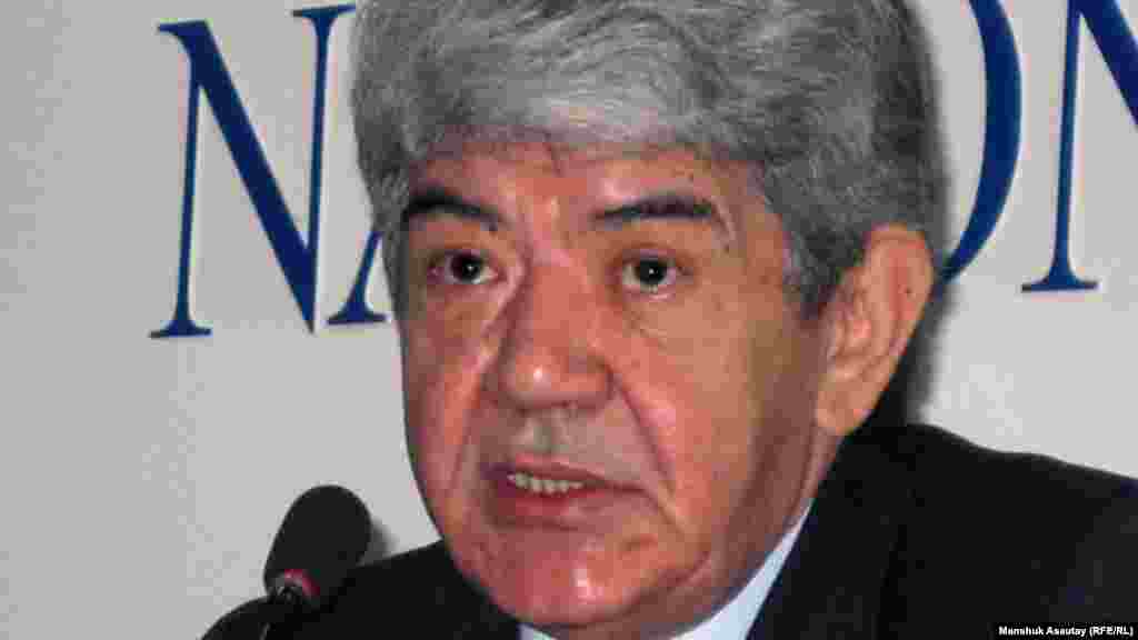 Мэлс Елеусизов (1950 года рождения) выдвигал свою кандидатуру на выборах президента в 2005 и 2011 годах. В первый раз, по данным Центральной избирательной комиссии, за него проголосовали 0,28 процента избирателей, во второй раз - 1,15 процента. На выборах в 2011 году он заявил, что проголосовал за своего соперника Нурсултана Назарбаева. С 1989 года возглавляет экологическое движение &laquo;Табигат&raquo;.