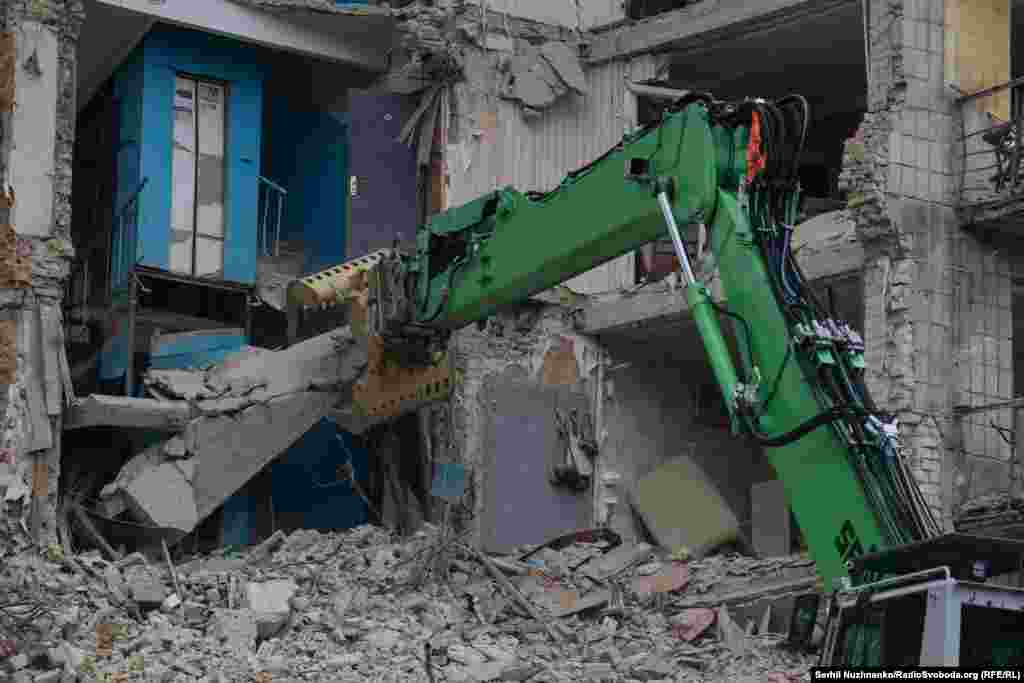 Розбір завалів багатоповерхівки у Солом'янському районі Києва.Російські військові регулярно з різних видів озброєння – ударними БпЛА, ракетами, КАБами, РСЗВ – атакують українські регіони.Керівництво Росії заперечує, що російська армія під час повномасштабної війни завдає цілеспрямованих ударів по цивільній інфраструктурі міст і сіл України, убиваючи цивільне населення і руйнуючи лікарні, школи, дитячі садочки, об’єкти енергетики та водозабезпечення