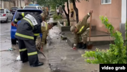 Ош шаарындагы сел каптаган көчөлөрдүн бири.