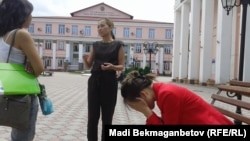 Выпускники интернатуры Казахского медицинского университета имени Санжара Асфендиярова обсуждают свою проблему с продолжением образования. Алматы, 24 июля 2014 года.   