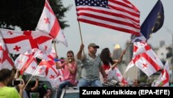 Автомобильное шествие началось с площади Республики. Его участники, сигналя, проехали оттуда к зданию МВД