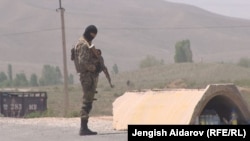Кыргыз-тажик чек арасындагы аскер. 
