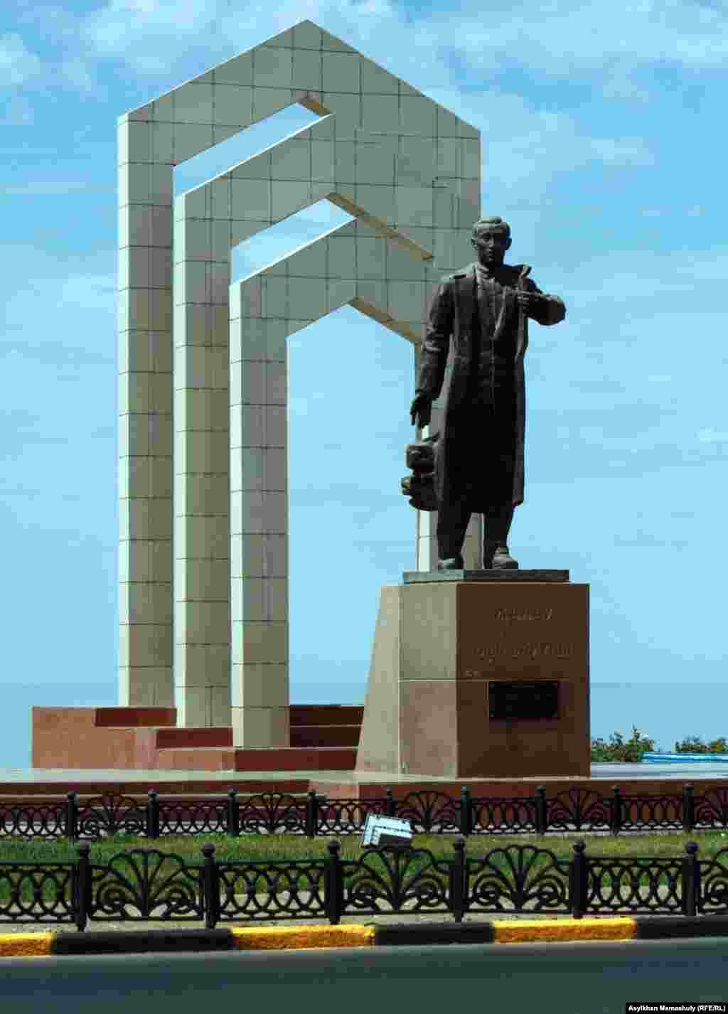 Памятник госдурственному деятелю Жалау Мынбаеву. Актау, 2 августа 2014 года. 