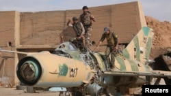 Бійці «Сирійських демократичних сили» на пошкодженому літаку, військовий аеропорт Табки, 9 квітня 2017 року