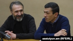 Արթուր Մովսիսյանը (ձ) և Արայիկ Պապիկյանը դատարանի դահլիճում: 4-ը դեկտեմբերի, 2017 թ․