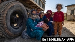 Սիրիա - Թուրքական զինուժի կողմից ռմբակոծությունների հետևանքով իրենց տները լքած կանայք և երեխաներ, 10-ը հոկտեմբերի, 2019թ․