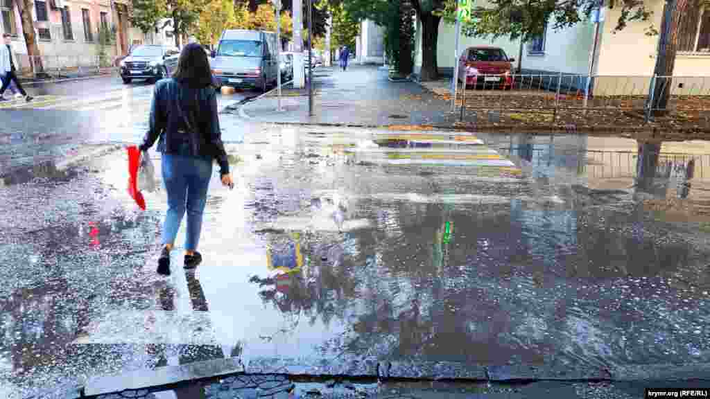 Калюжі переважно накопичуються на пішохідних переходах і перехрестях