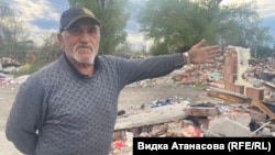 67-годишният Илия показва развалините на къщата си в столичния квартал "Захарна фабрика", 22 април 2025 г. Седмица по-рано властите разрушиха постройките в ромската махала по нареждане на районния кмет Емил Бранчевски.