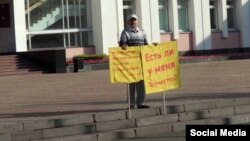 Ռուսաստան - Ալբերտ Ռազինը խորհրդարանի շենքի մոտ, Իժևսկ, 10-ը սեպտեմբերի, 2019թ․