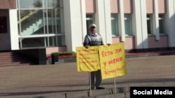 Альберт Разин Ижевскиде Мамлекеттик Кеңештин имаратынын алдына митингге чыккан эле.  