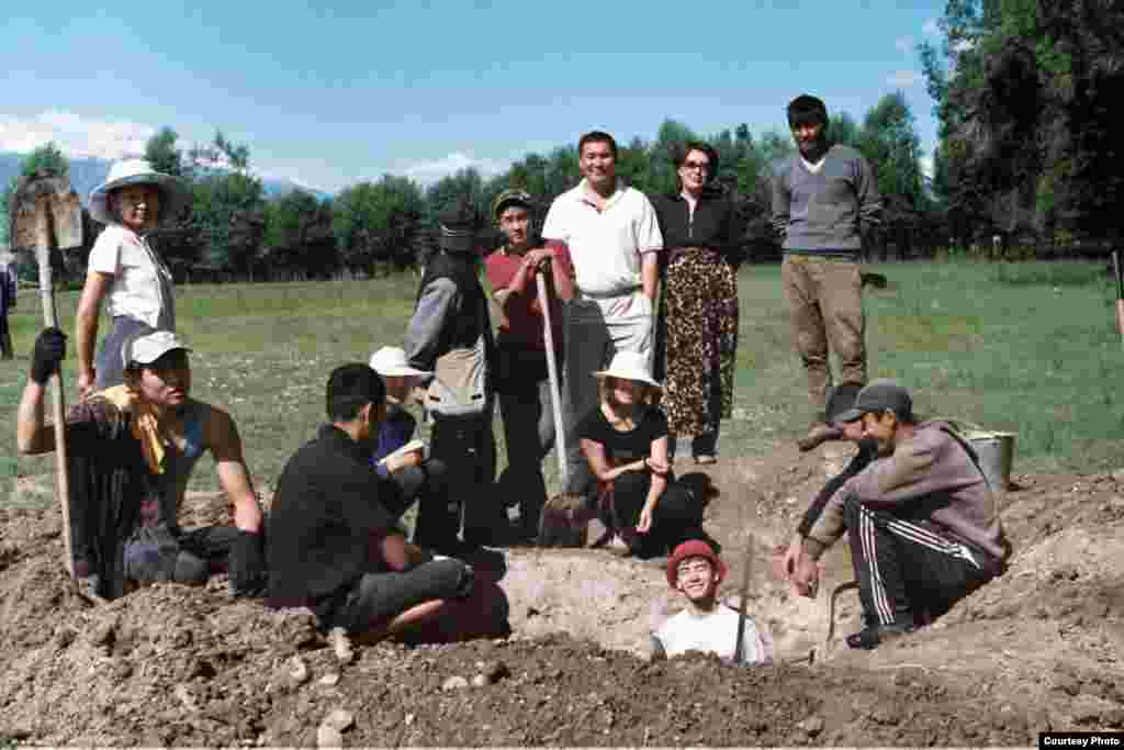 Во время раскопок городища Тёрт-Кюль (Кочкор-Башы). 01.7.2011. - Группа археологов и студентов во главе с археологом Орозом Солтобаевым (Кыргызский национальный университет имени Жусупа Баласагына), 01.7.11.   