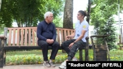 Журналист Радио Озоди Нарзулло Латипов беседует с Гульсумби Шариповой