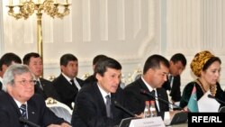 (çepden-saga) Türkmenistanyň Russiýa Federasiýasyndaky ilçisi Halnazar Agahanow we Türkmenistanyň daşary işler ministri Raşid Meredow Moskwada, 8-nji ýanwar, 2010-njy ýyl.