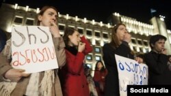 То, что сегодняшние задержания не положат конец скандалу, связанному с кадрами тайной слежки, уверены организаторы кампании «Это тебя касается», активно выступающие против подобных нарушений прав человека