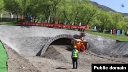 Жалал-Абадда темир жол долбоорунун алкагында туннелдин курулушу башталды. 