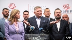 Роберт Фіцо (в центрі) виступає за повне припинення військової допомоги Києву