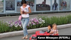 Жизнь в столице Нагорного Карабаха - Степанакерте (архив)