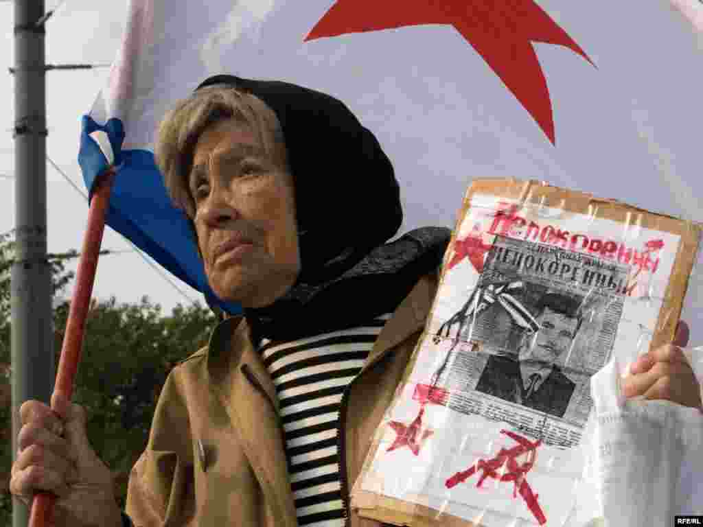 Участники марша несли портреты погибших защитников Верховного Совета.