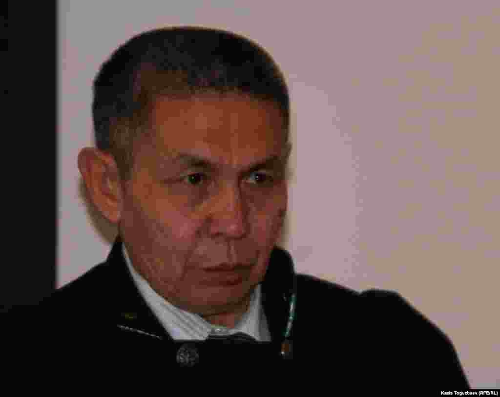 Судья городского суда Алматы Елмахан Дильдабаев. Алматы, 11 октября 2010 года.  - Судья Елмахан Дильдабаев оставил решение суда первой инстанции об аресте лидера «алматинской общины суфиев» Саята Ибраева без изменения. Его обвиняют в незаконном удерживании человека в доме на территории Алматы. 