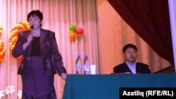 Омски педагогия университеты профессоры Наталья Козлова чыгыш ясый. “Кореяларның гомумрусия иҗтимагый оешмасы” рәисе Александр Ким (утырган)