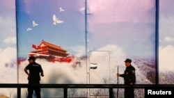 Шыңжаңдағы саяси лагерьдің есігінде күзетіп тұрған сақшылар. 3 қыркүйек 2018 жыл