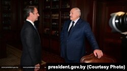 Журналіст выданьня Time Сайман Шустэр і Аляксандар Лукашэнка, ліпень 2025 году