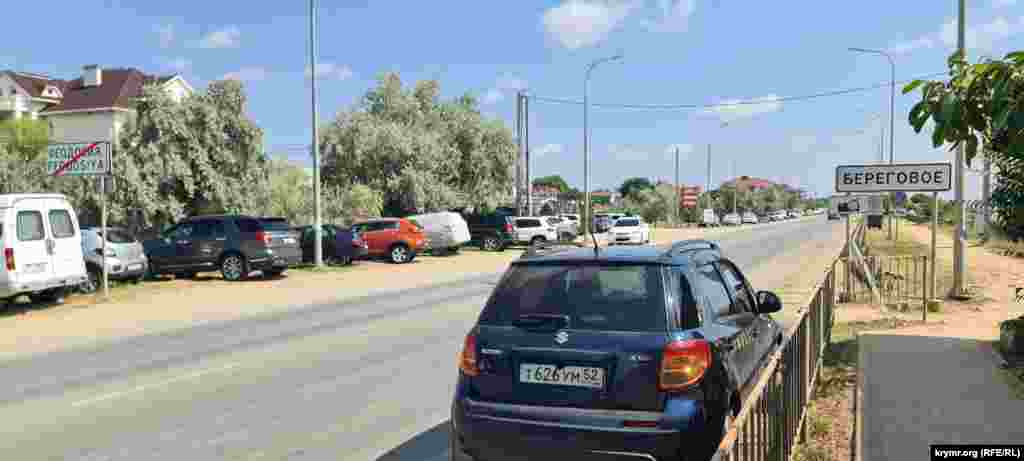 Пляж витягнутий вздовж усього морського узбережя біля села Берегове