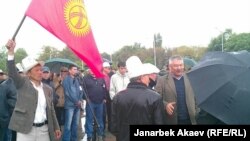 Азимбек Бекназаров Кумтөрдү улутташтыруу талабы боюнча митингде. Бишкек, 24-апрель, 2013.  