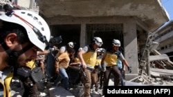 Эвакуация раненых в городе Маарет ан-Нуман на севере Сирии после российского авианалёта, 22 июля 2019 г.