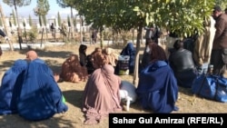 Ооганстан. "Ислам мамлекети" тобунун кармалган мүчөлөрүнүн үй-бүлөлөрү. 2019-жыл.  