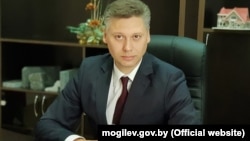 Уладзімер Дудараў у бытнасьць намесьніка кіраўніка Магілёўскага гарвыканкаму, архіўнае фота. 