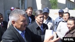 Балыкчыда башталган сот жыйынында камактагыларды БЭКтин штаб жетекчиси Азимбек Бекназаров коргоп жатат. Сотко БЭКтин төрагасы Алмазбек Атамбаев келишп катышууда. 