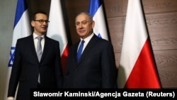 Israeli Prime Minister Benjamin Netanyahu (right) poses for pictures with Polish Prime Minister Mateusz Morawiecki during the Middle East summit in Warsaw on February 14.