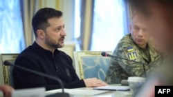 Украинанын президенти Владимир Зеленский жана Куралдуу күчтөрүнүн башкы командачасы Александр Сырский. 5-апрель, 2025-жыл. 